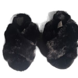 CAT & JACK Brooklyn Cross and Fur slippers SIZE L 4/5